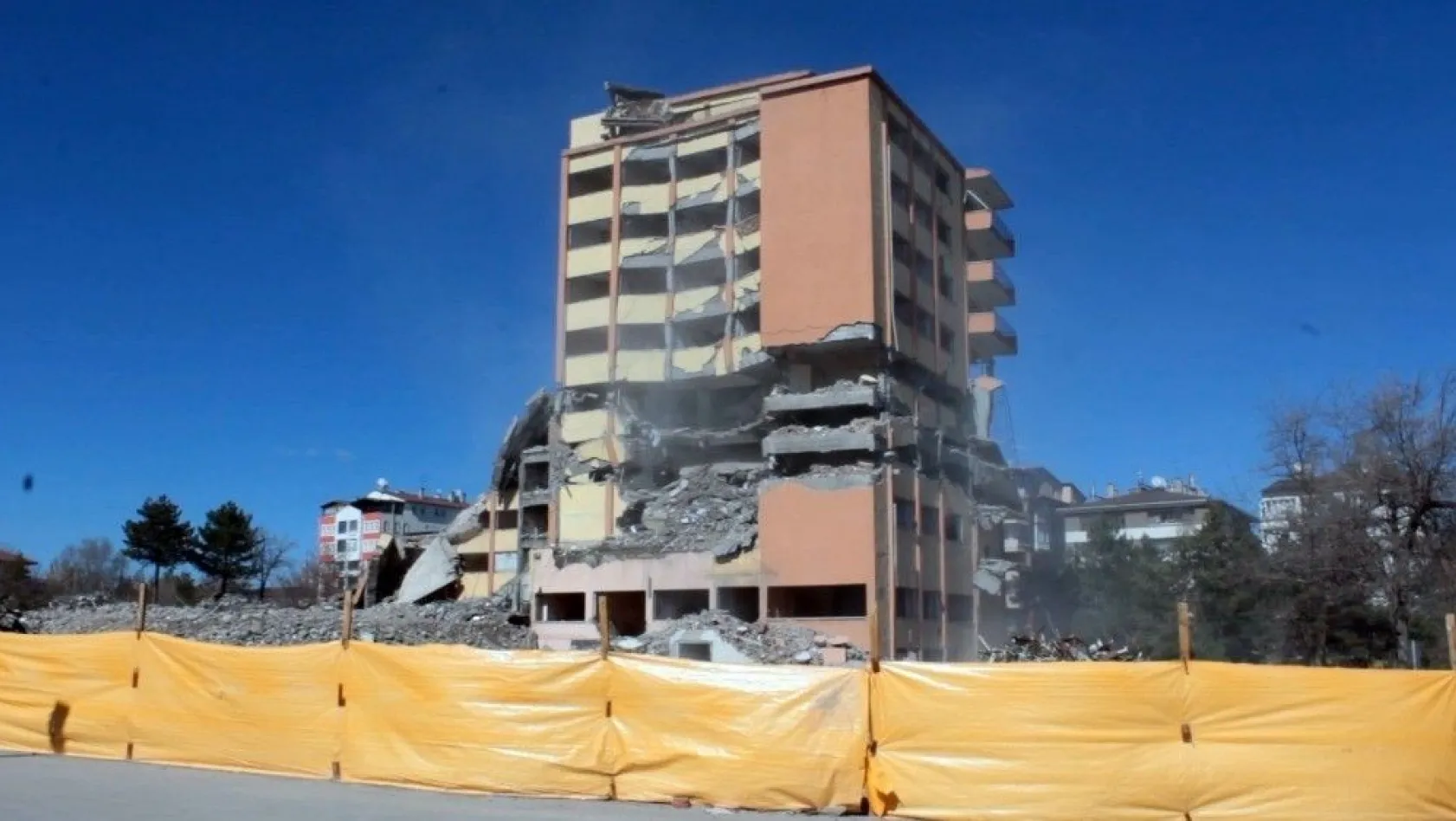 Sivas'ta geçtiğimiz hafta bir bölümünün yıkımı büyük paniğe neden olan eski hastanesinin yıkımı bugün tamamlandı
