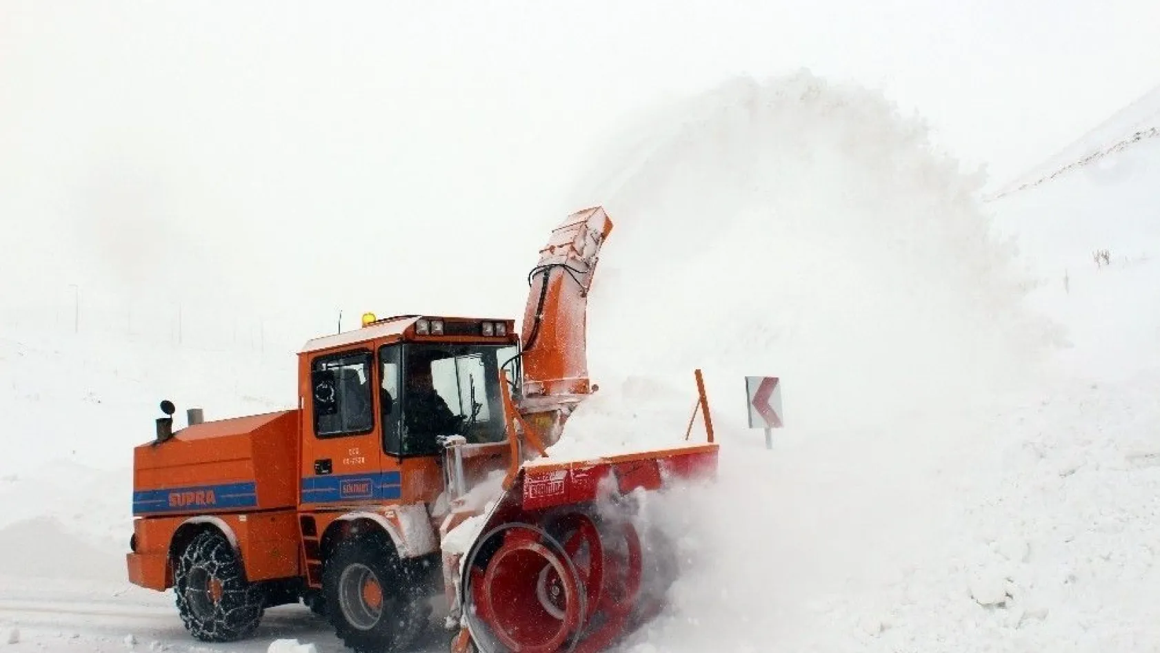Akdeniz sahillerinde deniz havası Erzurum'da karla mücadele
