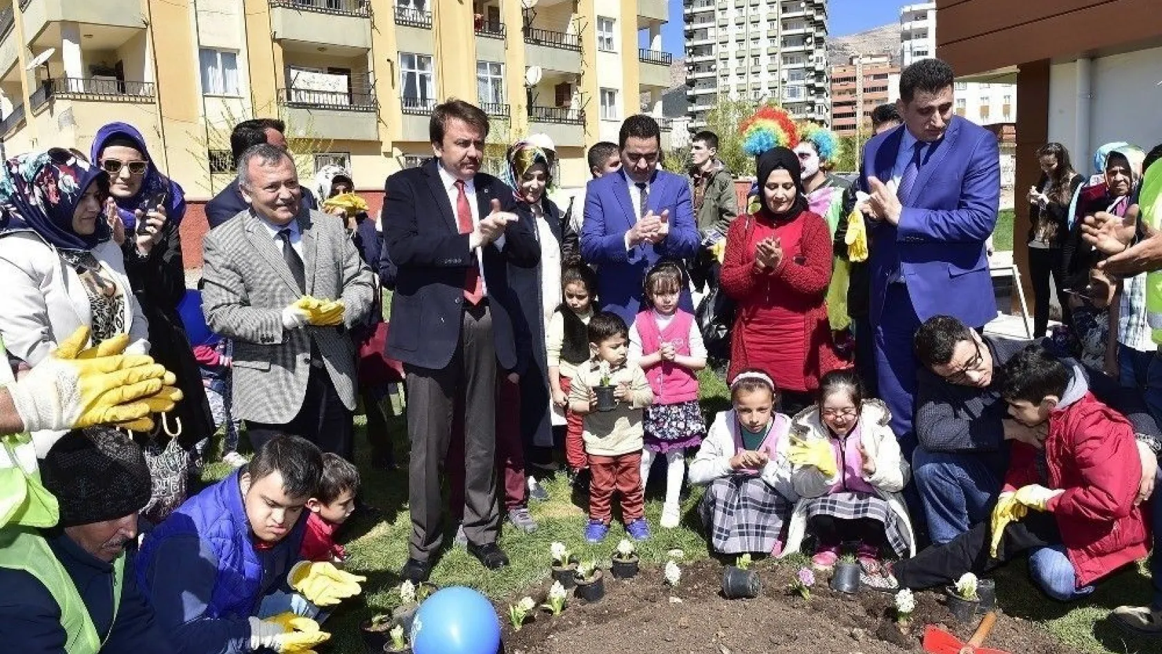 Başkan Erkoç, özel çocuklarla çiçek dikti
