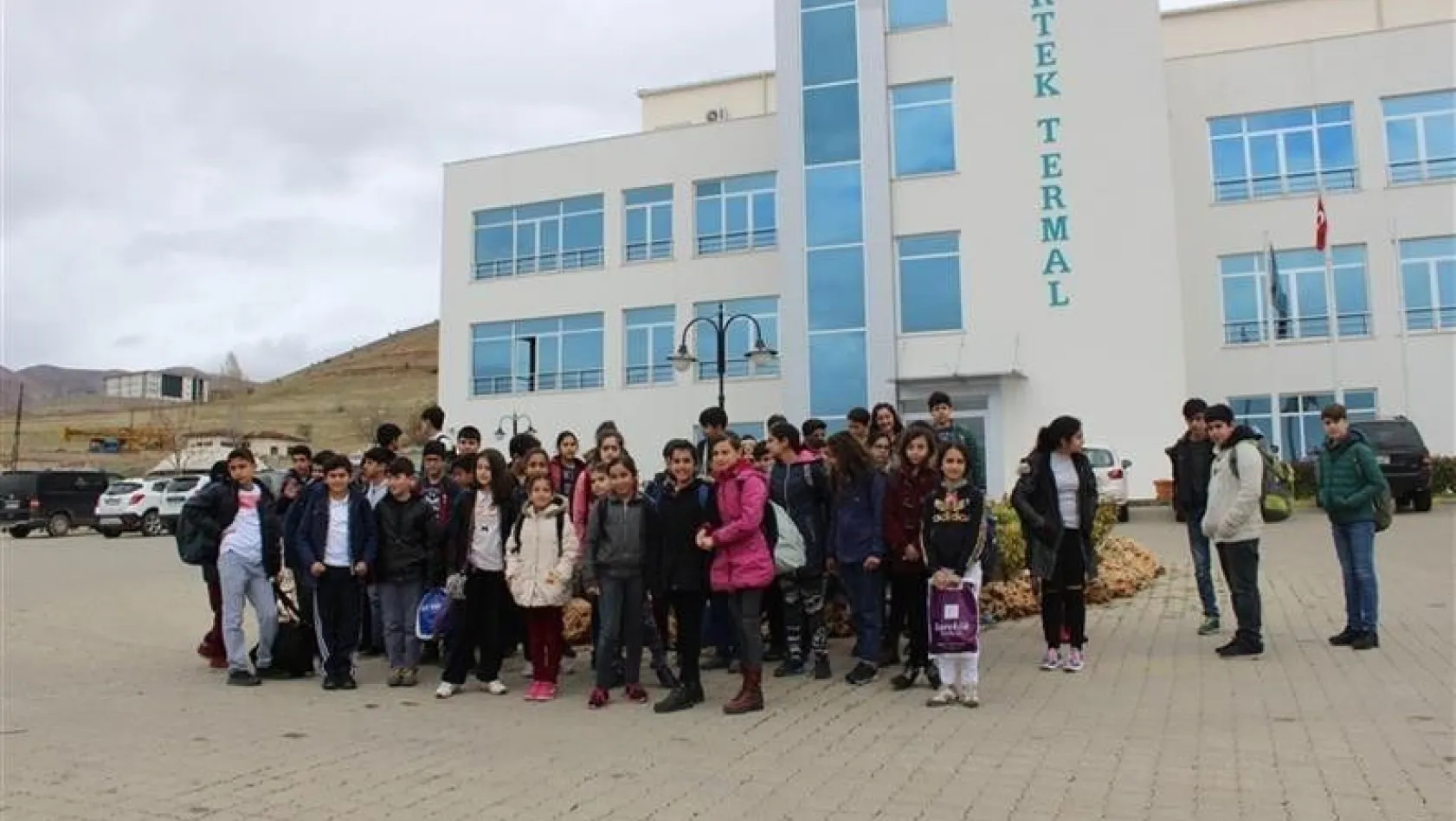 Tunceli Belediyesi'nden başarılı öğrencilere termal gezisi
