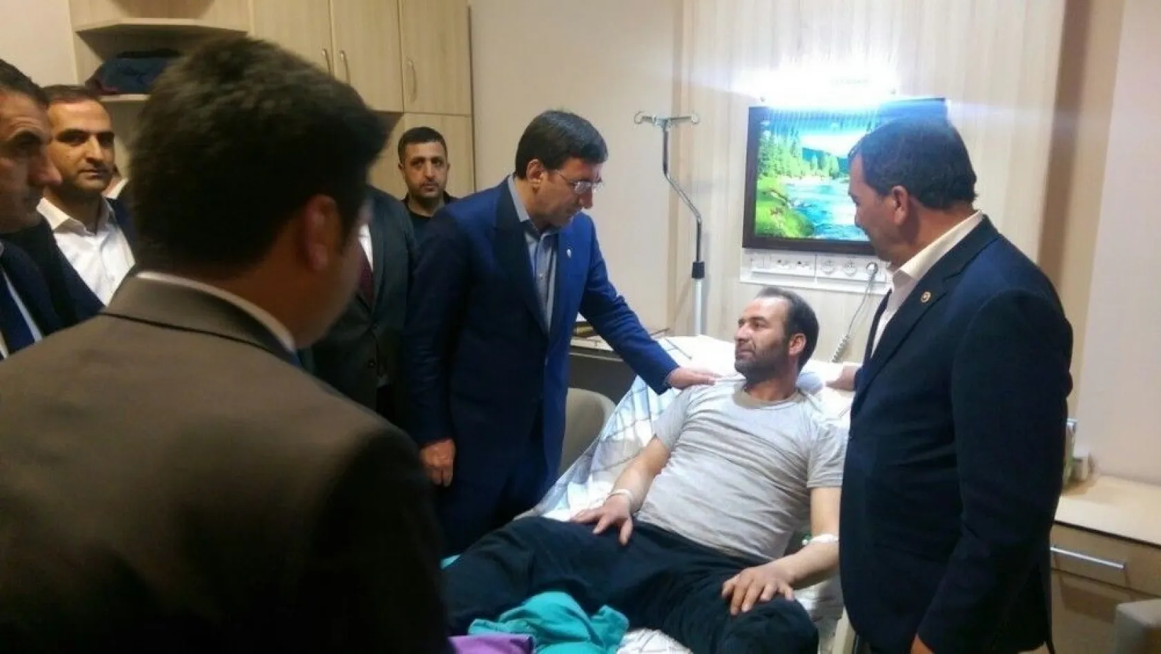 AK Parti Genel Başkan Yardımcısı Yılmaz, yaralı korucuyu ziyaret etti

