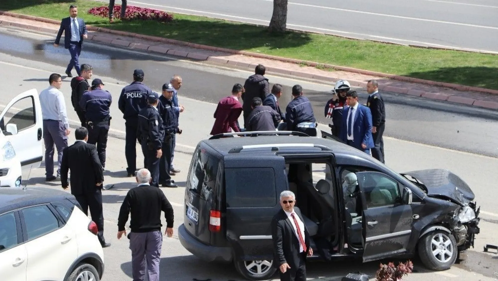 Kontrolden çıkan otomobil, Kılıçdaroğlu'nu takip eden gazetecilerin aracına çarptı: 3 yaralı
