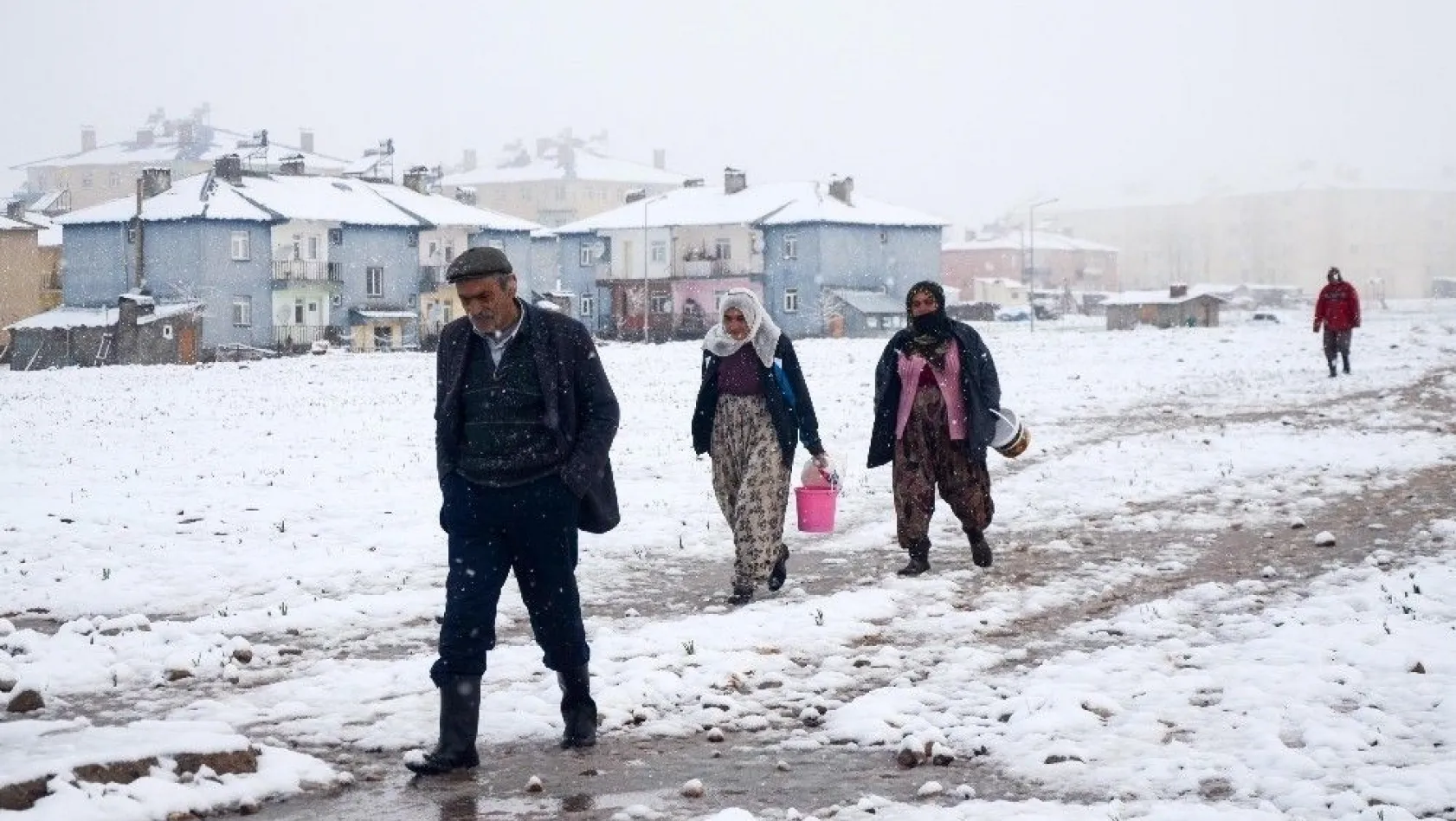 Tunceli'nin Ovacık ilçesinde kar sürprizi
