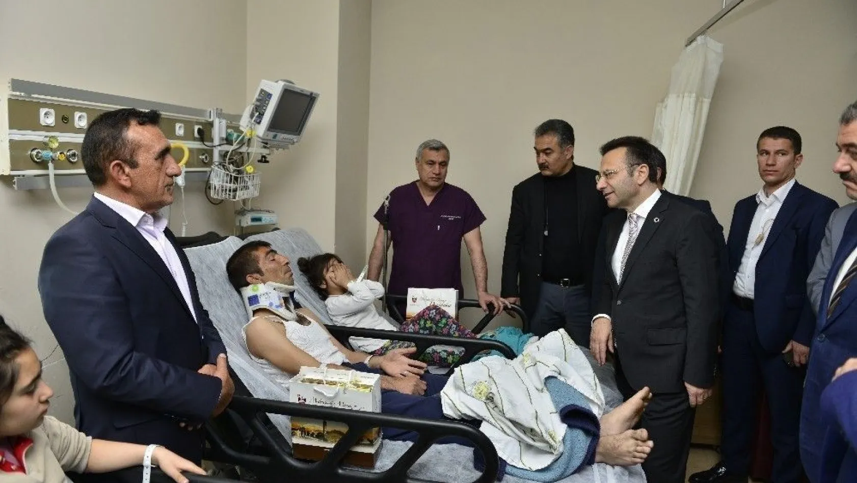 Vali Aksoy patlamada yaralanan vatandaş ve polisleri ziyaret etti
