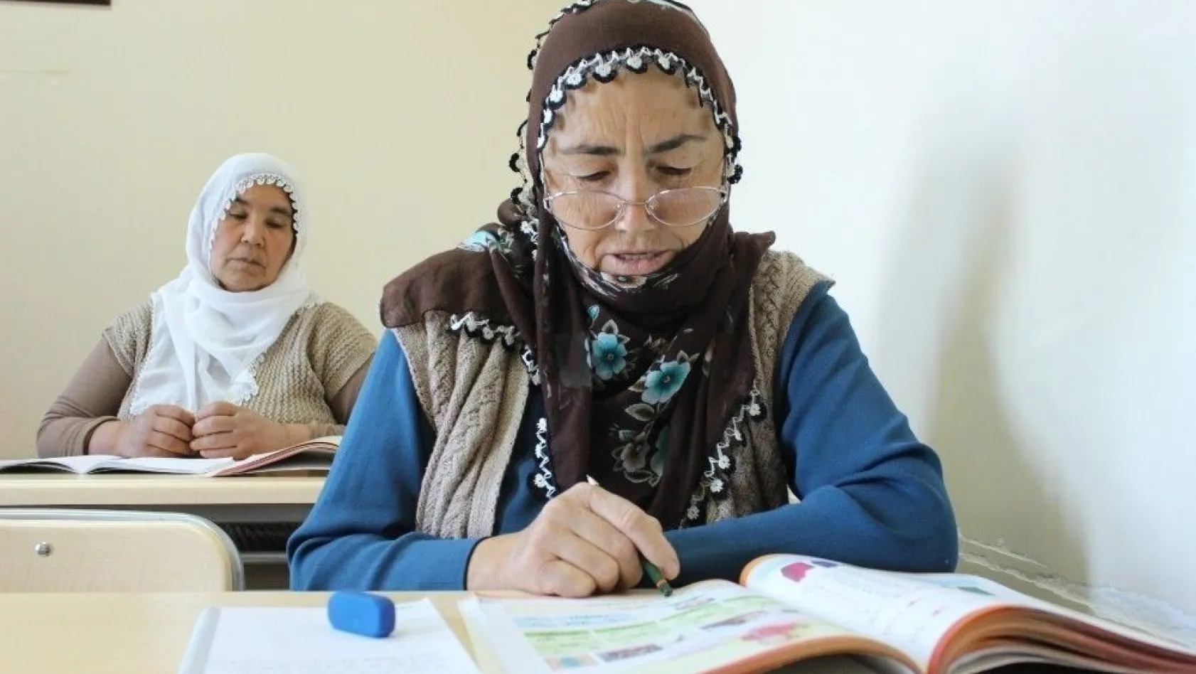 Yaşlı kadınlar okuma ve yazma öğreniyor
