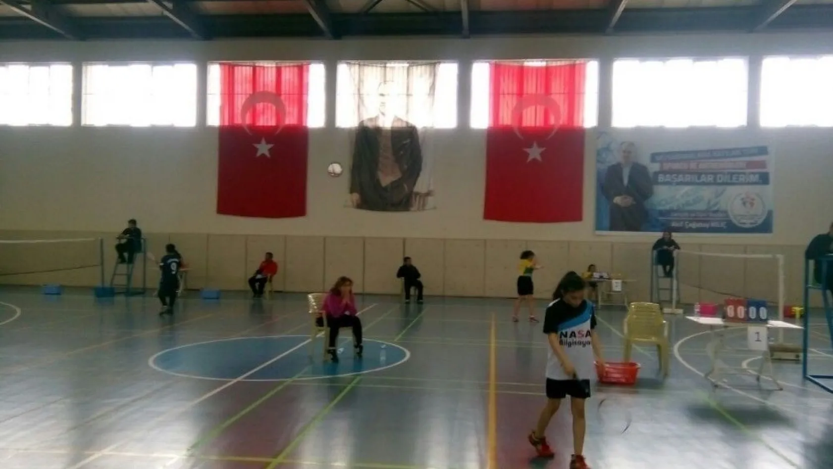 Badminton bay bayan grup müsabakaları başladı
