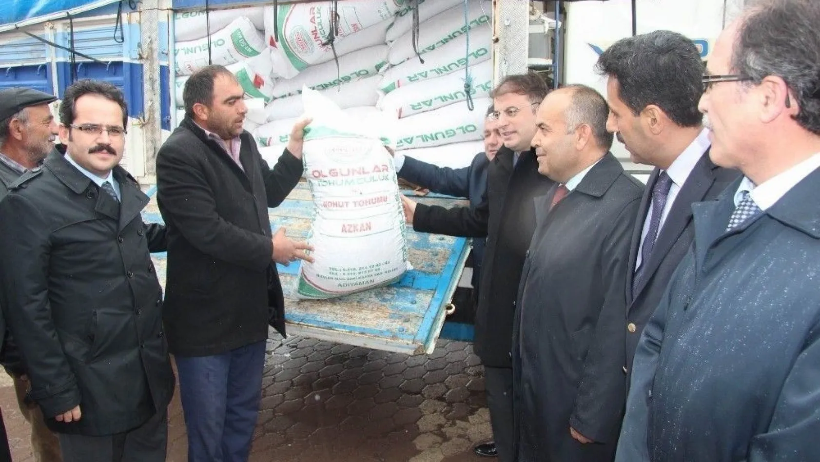 Sivas'ta çiftçilere mısır ve nohut tohumu dağıtıldı
