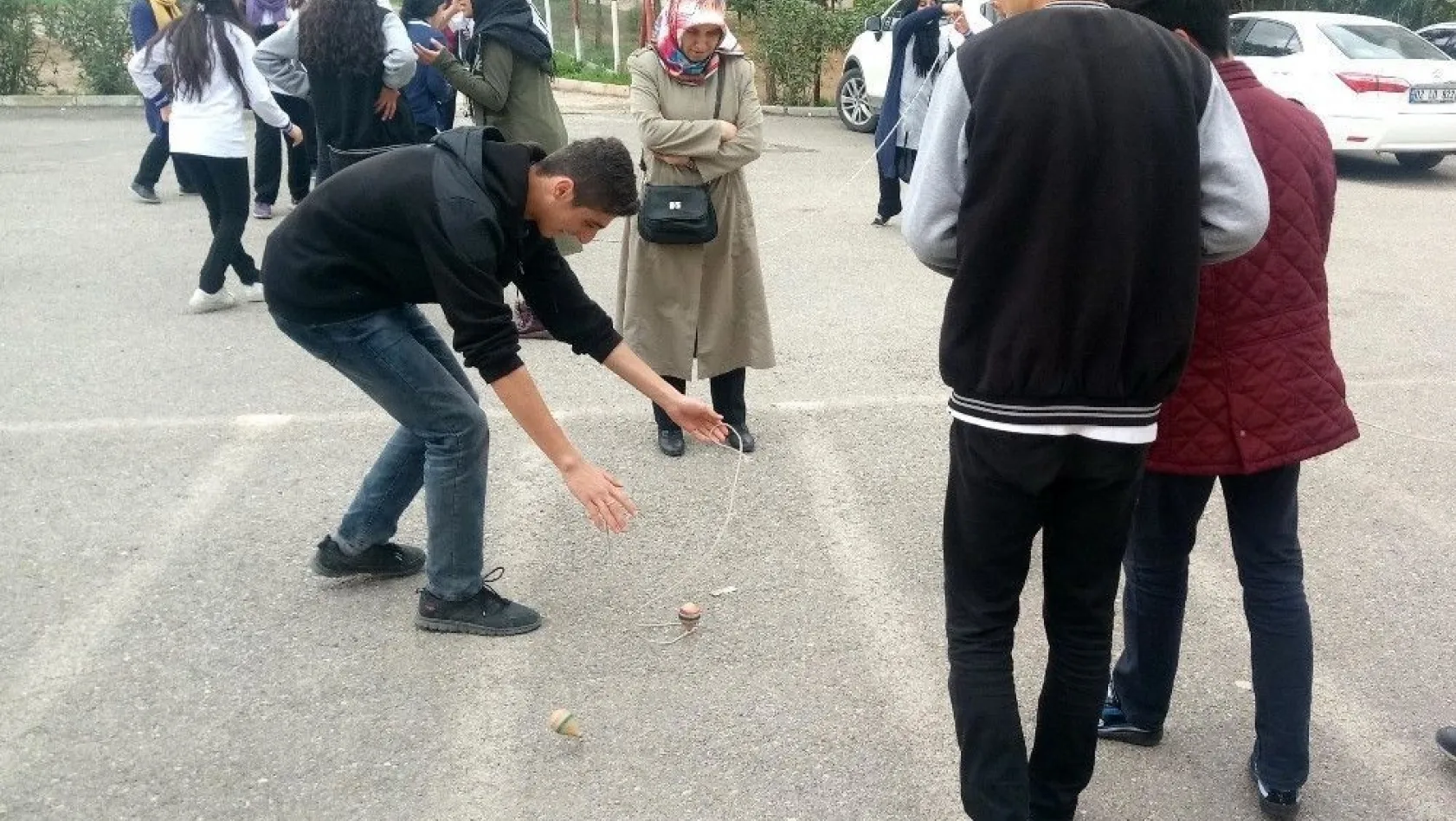 Öğrenciler yöresel sokak oyunlarını öğreniyor

