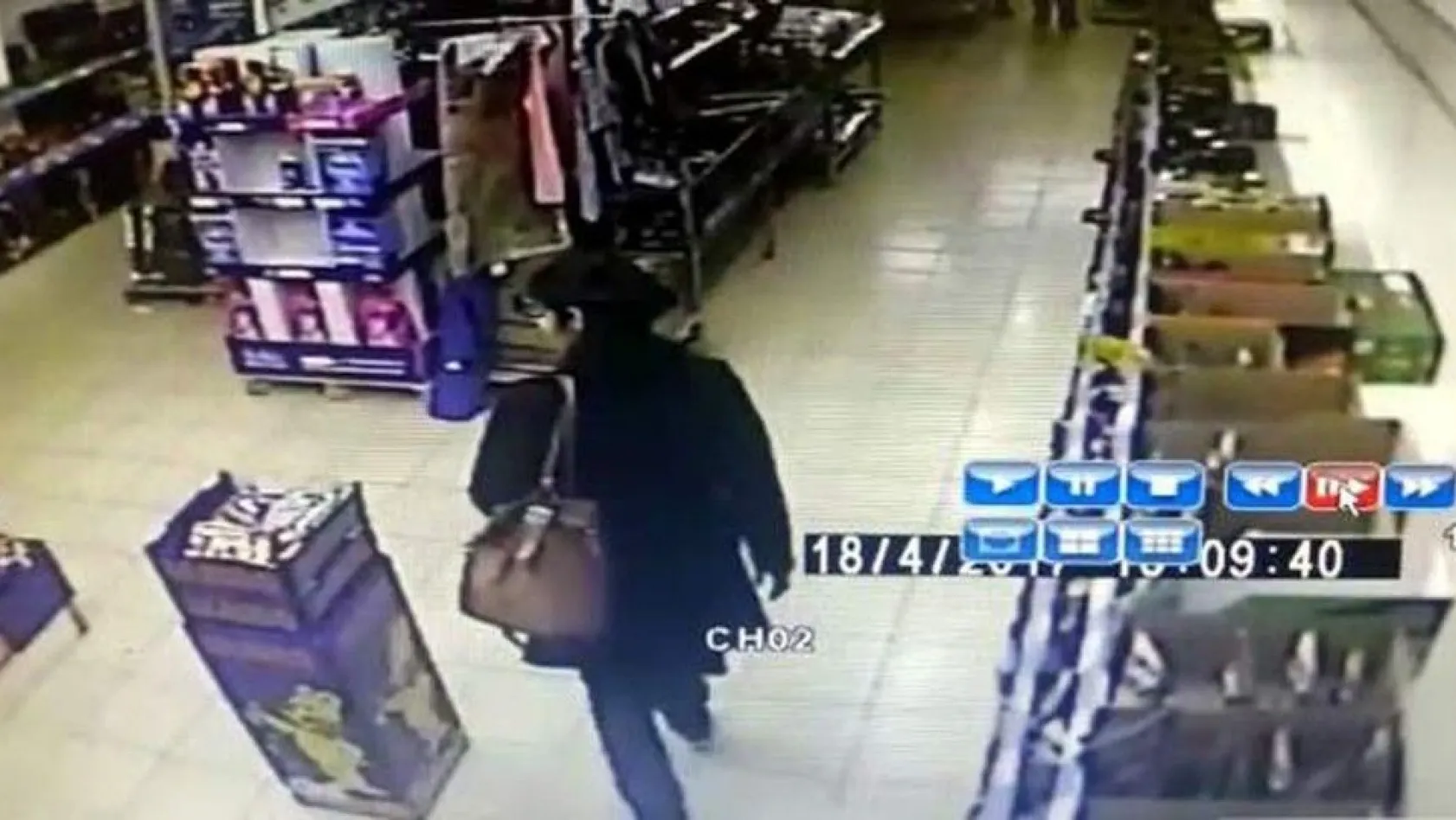 Güvenlik kameralarına yakalanan parfüm hırsızı gözaltına alındı
