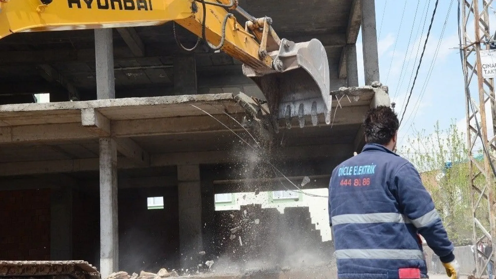 Kayapınar'da kaçak yapılar yıkılıyor
