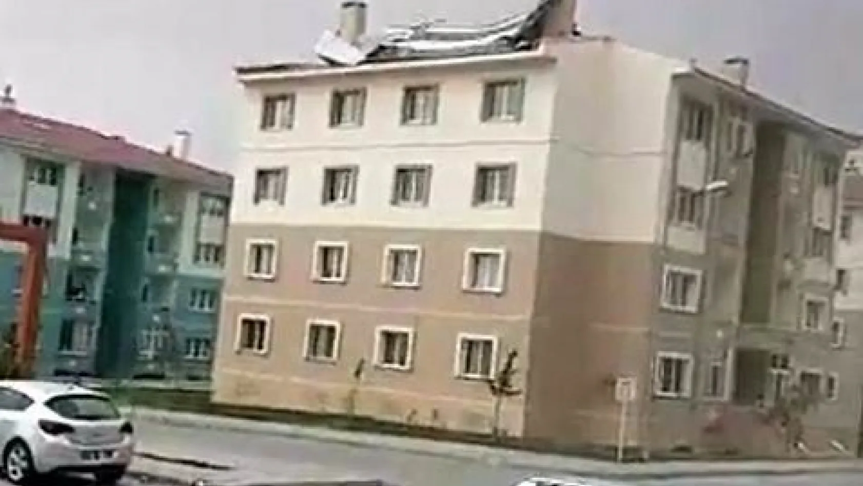 Fırtına Erzincan'da çatıları uçurdu
