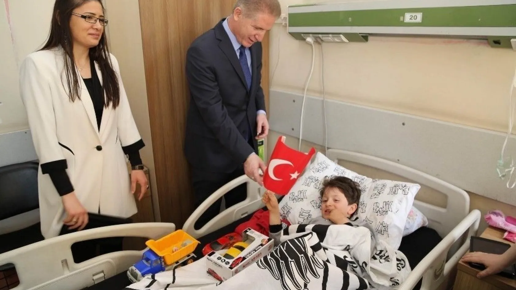 Vali Gül'den hasta çocuklara 23 Nisan ziyareti
