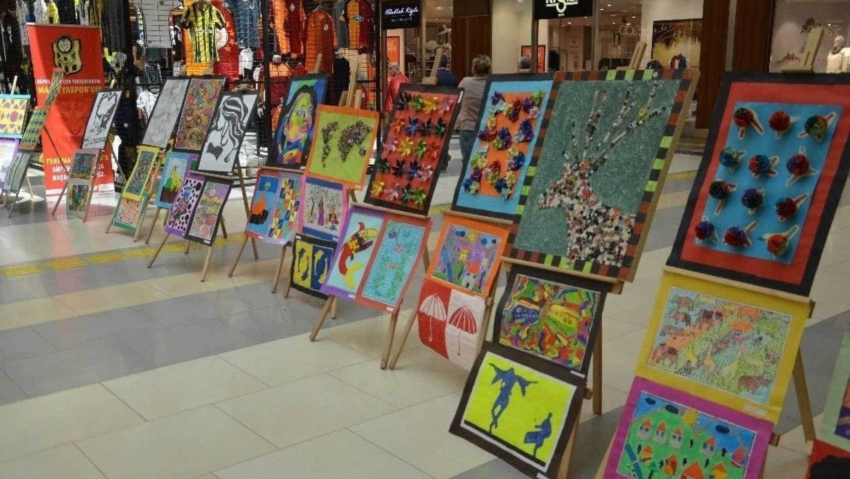Köy öğrencilerinin hazırladığı el sanatları sergisi yoğun ilgi gördü
