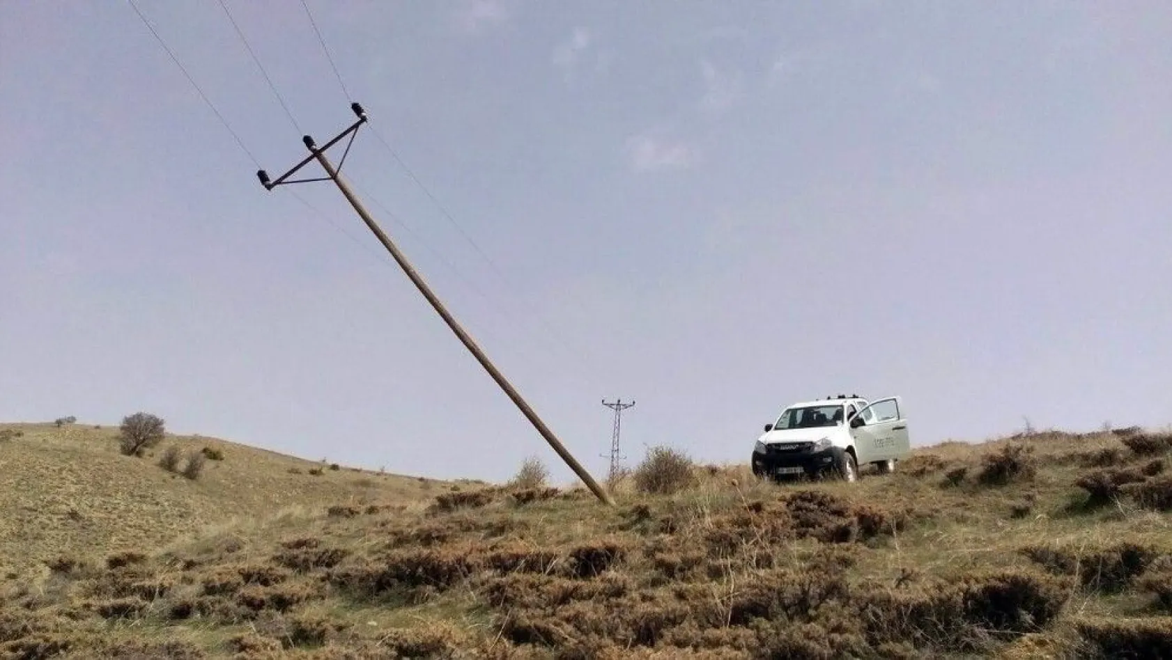 Sivas'ta şiddetli fırtına 168 elektrik direğini yıktı
