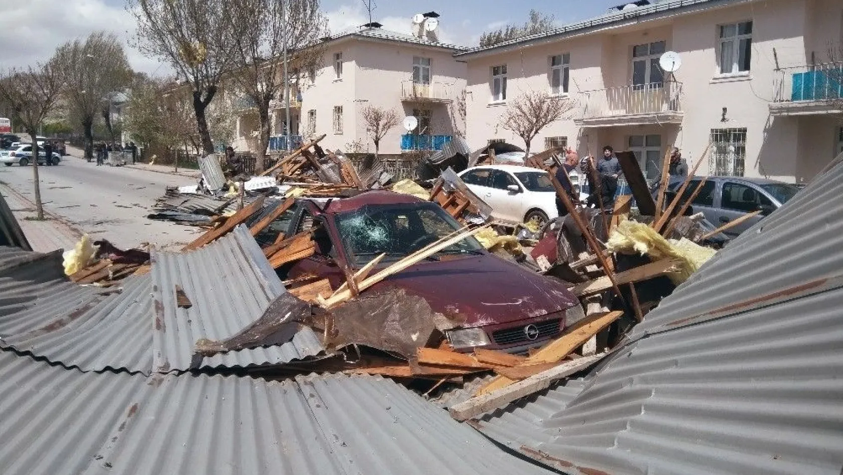 Sivas'ta şiddetli fırtına 100'den fazla binanın çatısını uçurdu, 46 araca zarar verdi
