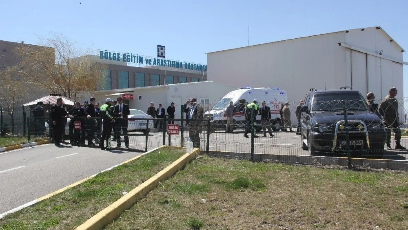 Erzurum Valisi Azizoğlu, yaralı teğmeni hastanede ziyaret etti
