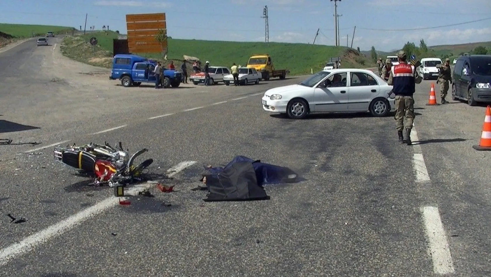 Kamyonetle motosiklet çarpıştı: 1 ölü
