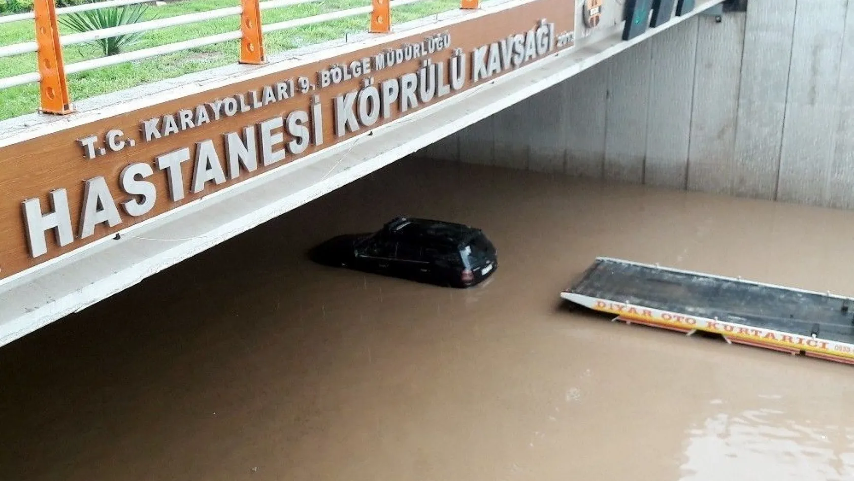 Diyarbakır'da sağanak yağış hayatı felç etti
