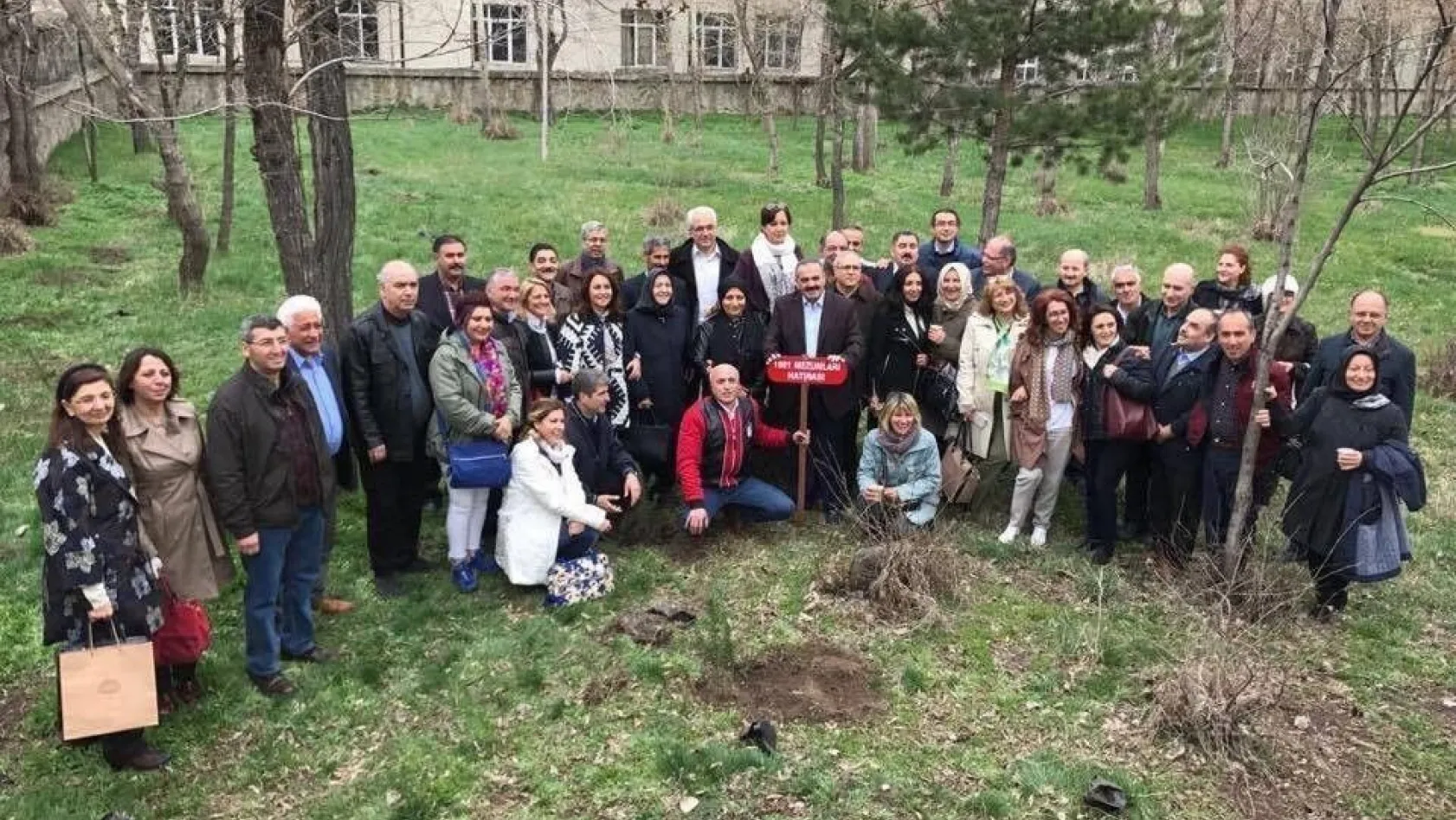 Erzurum Lisesi'nin 81 yılı mezunlarından, okul bahçesine 100 hatıra fidan

