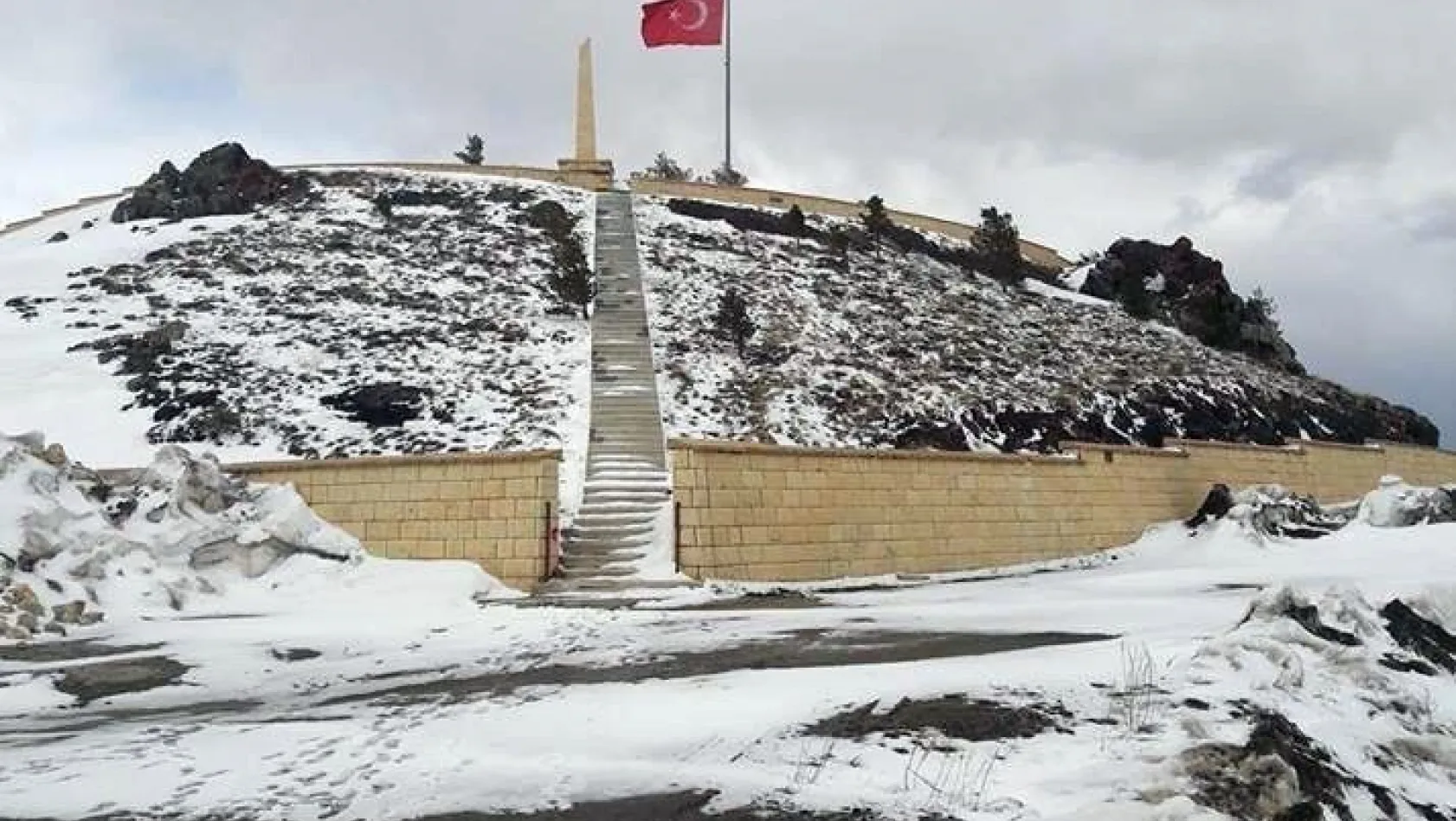 Erzurum'un yüksek kesimlerine Mayıs karı
