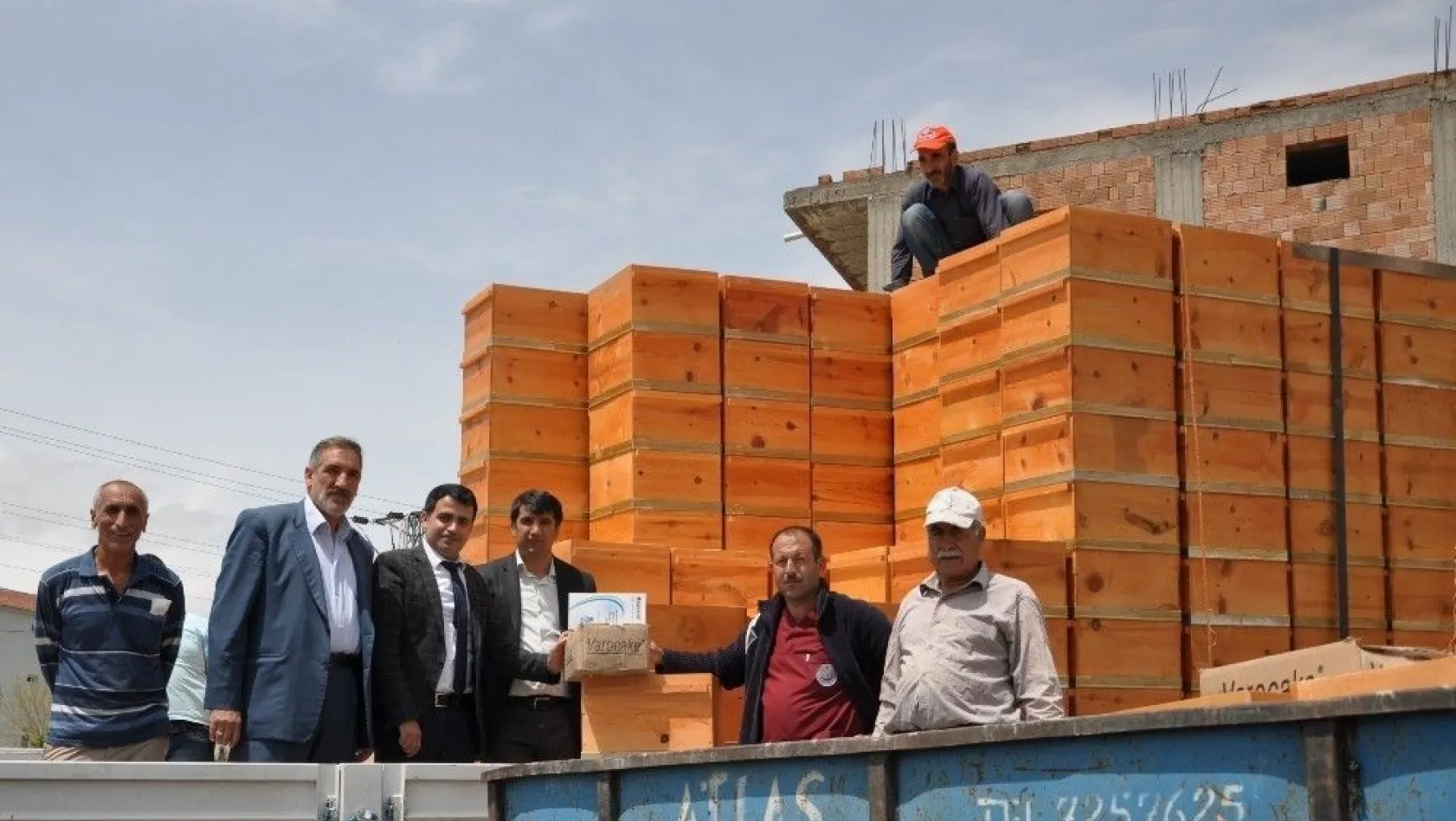 Sincik'te bin 50 adet arılı kovan dağıtıldı
