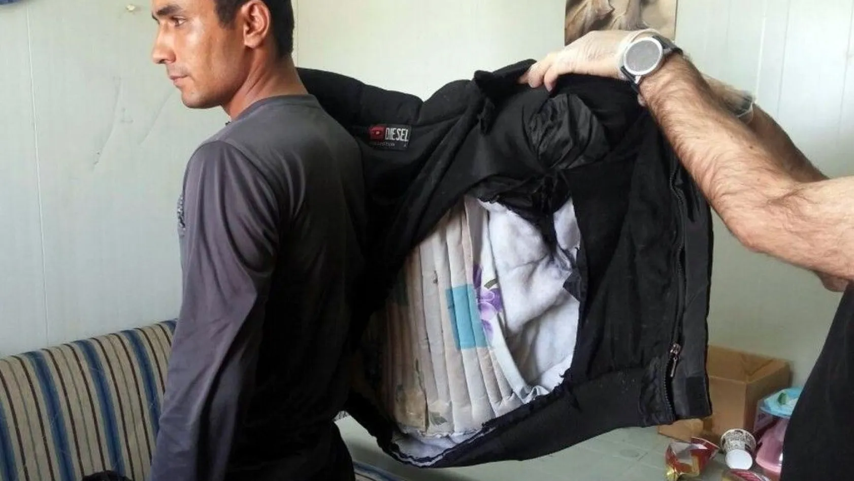 Afgan yolcunun montuna gizlediği uyuşturucu ele geçirildi
