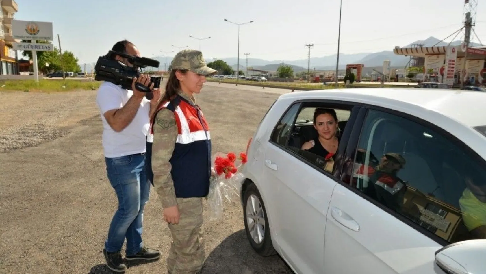 Jandarma araçları durdurup annelerin gününü kutladı
