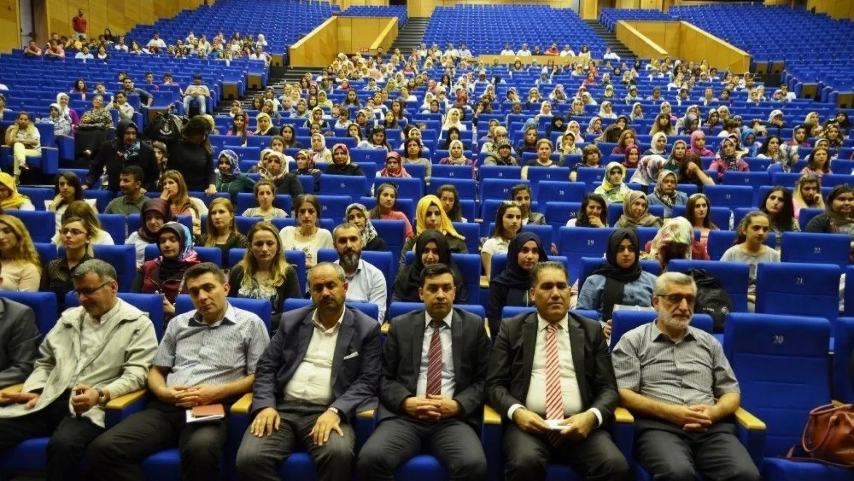 Diyarbakır'da 'Aileyi yeniden inşa etmek' konferansı
