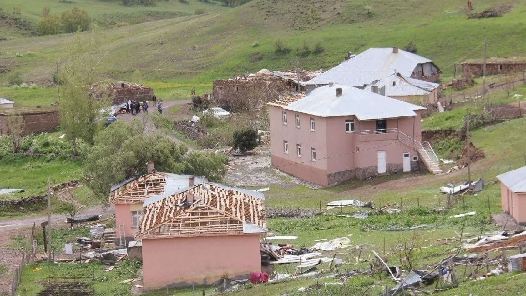 Bingöl'de fırtına 2 kişi yaralandı, 28 ev ve ahır zarar gördü
