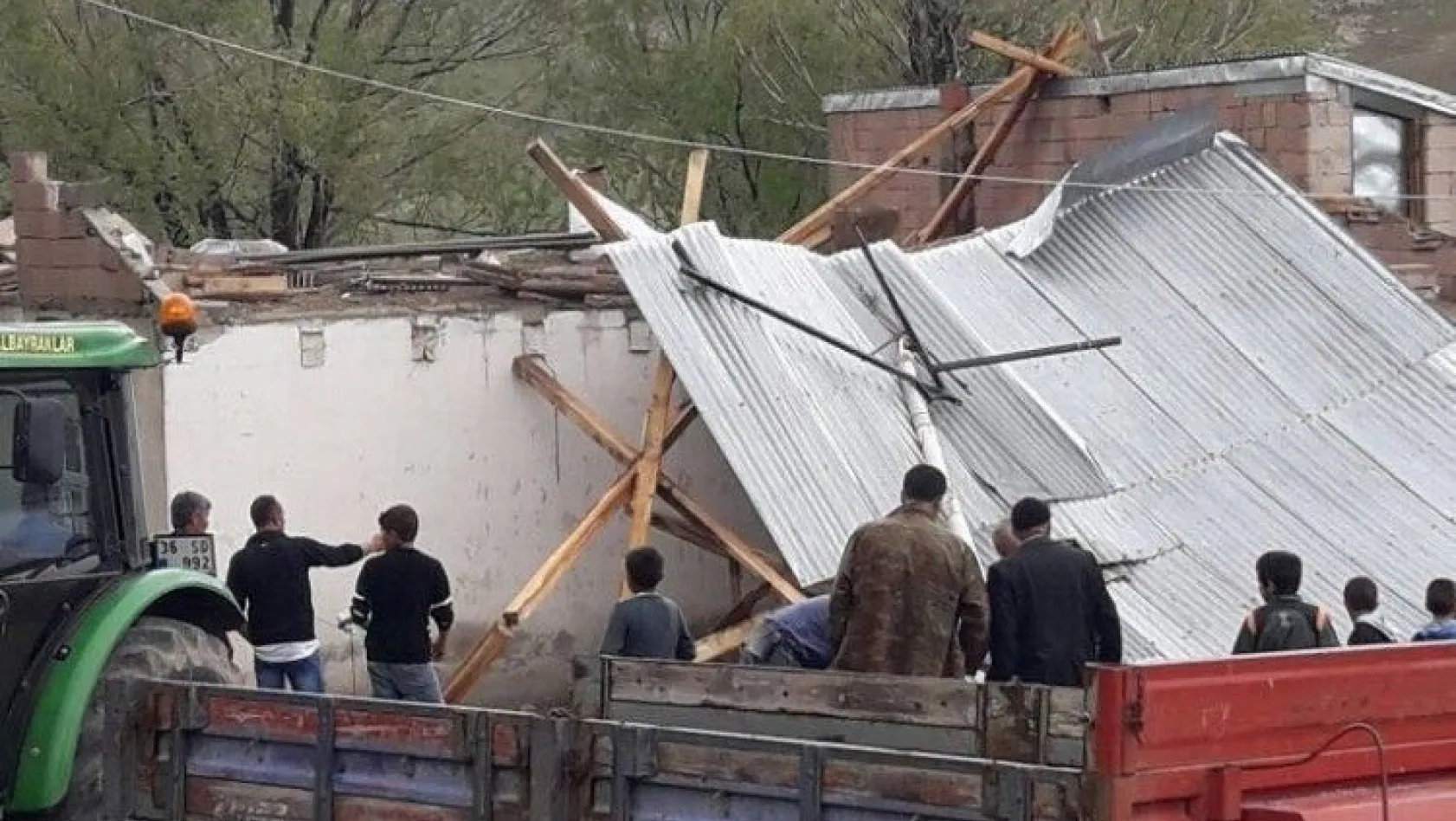 Erzurum'un Horasan ilçesinde şiddetli fırtına evleri yıktı
