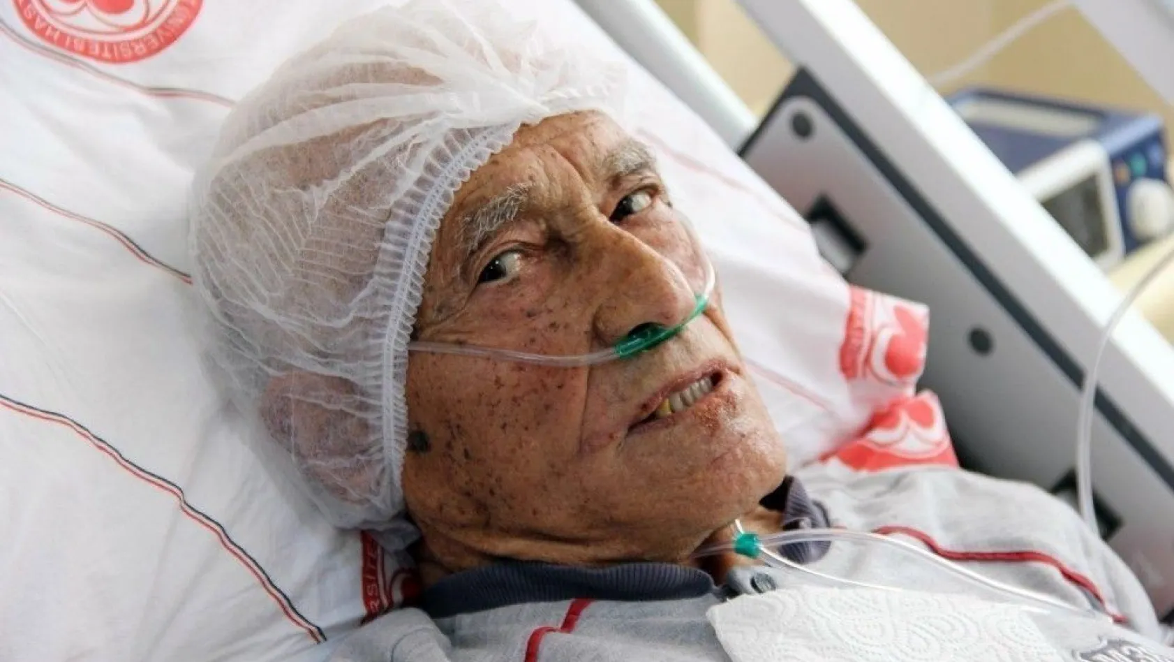 Aort damarı yırtılan yaşlı adamın kanı vücuduna doldu

