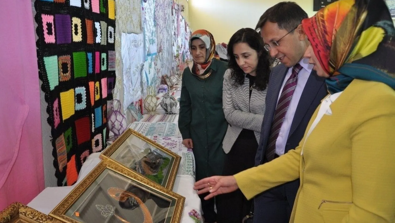 Sincik Halk Eğitim Merkezi yıl sonu sergisi açtı
