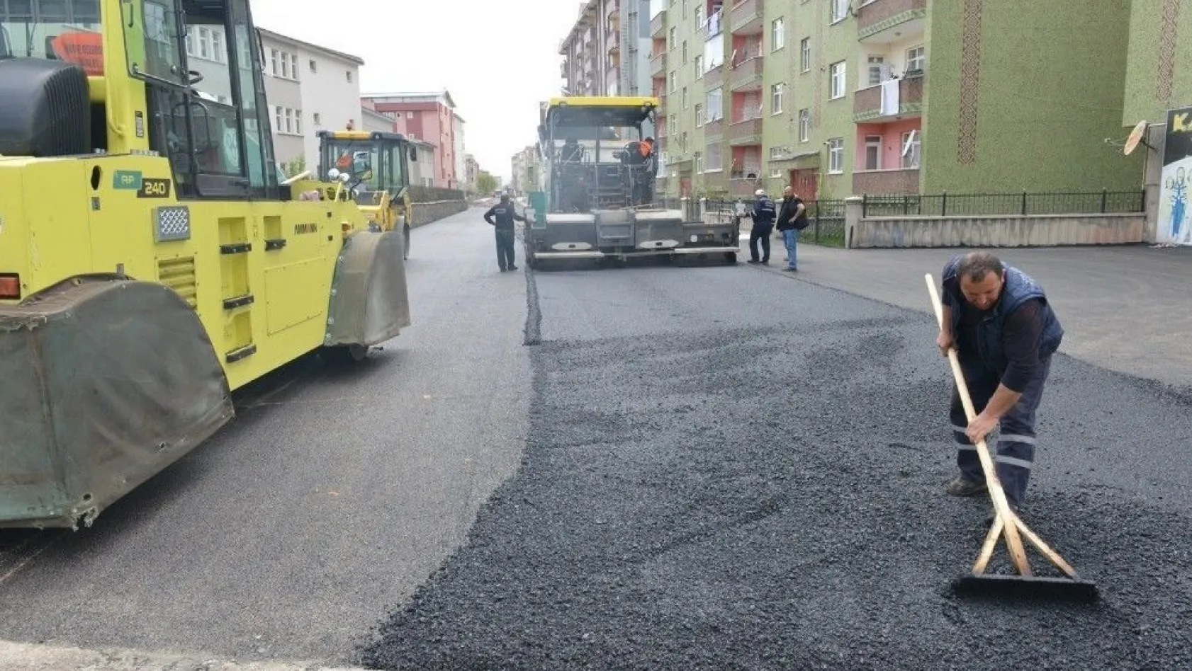 Yakutiye Belediyesi, Şükrüpaşa'yı asfaltla kaplıyor
