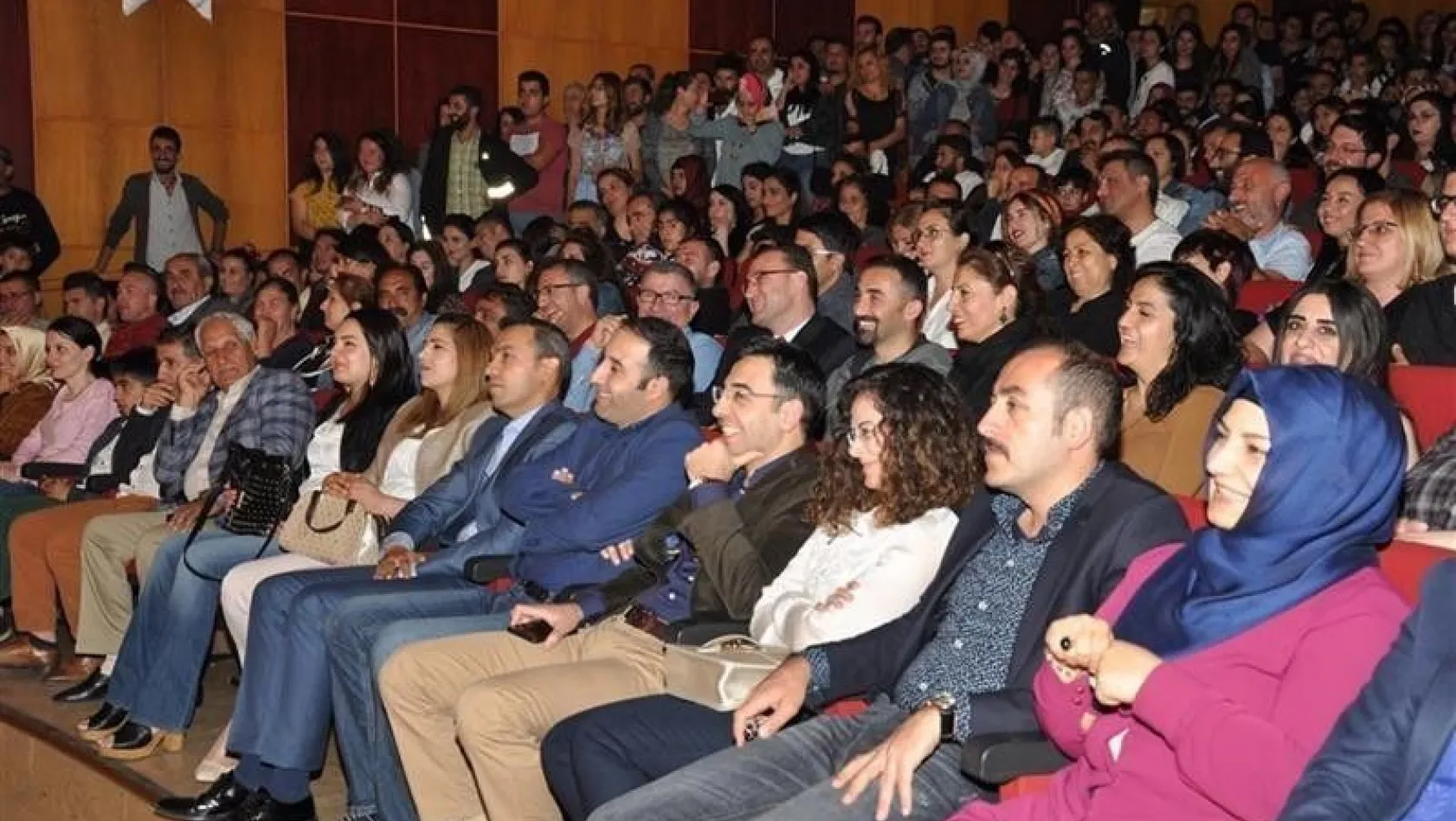 Tunceli'de 'Kocamın Nişanlısı' tiyatro oyunu sahnelendi
