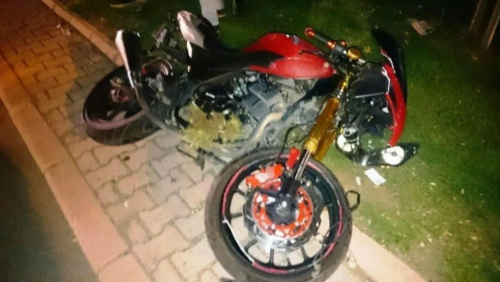 Yayaya çarpan motosiklet sürücüsü öldü
