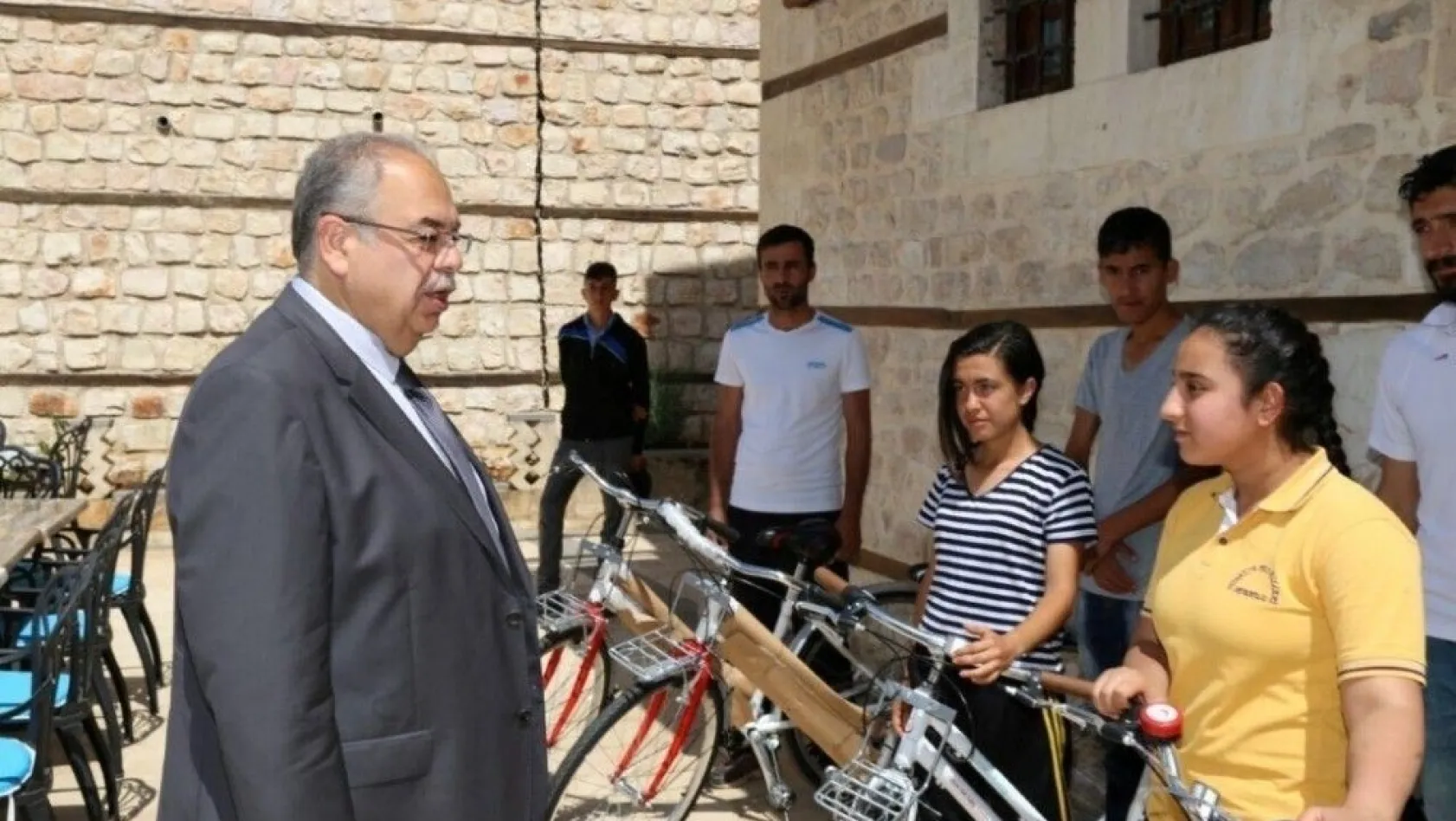 Başkan Kutlu başarılı öğrencileri bisikletle ödüllendirdi
