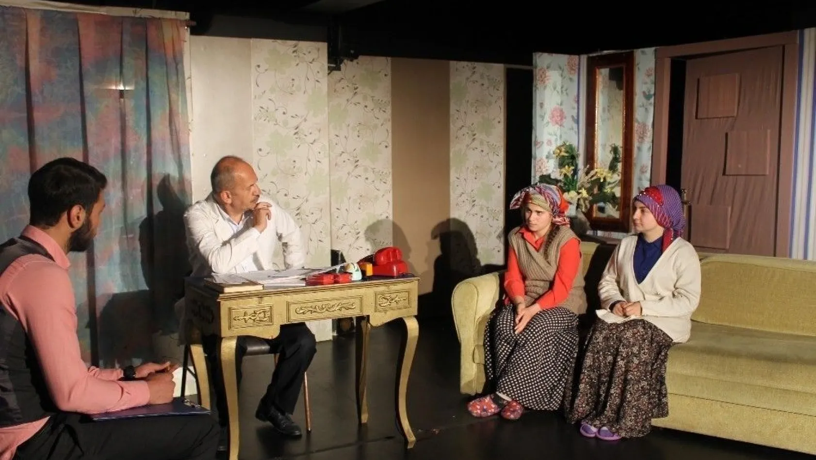 Erzurum şehir tiyatrosu 'kadına şiddete hayır' dedi
