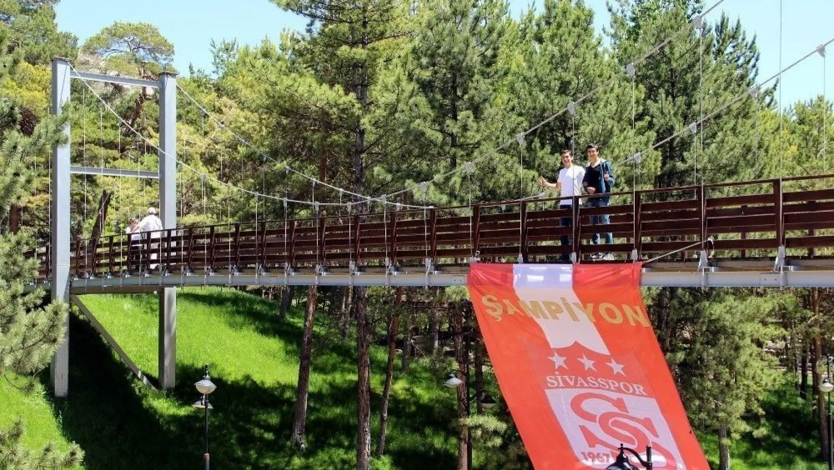 Sivasspor bayrağı 'minyatür boğaz köprüsüne' asıldı
