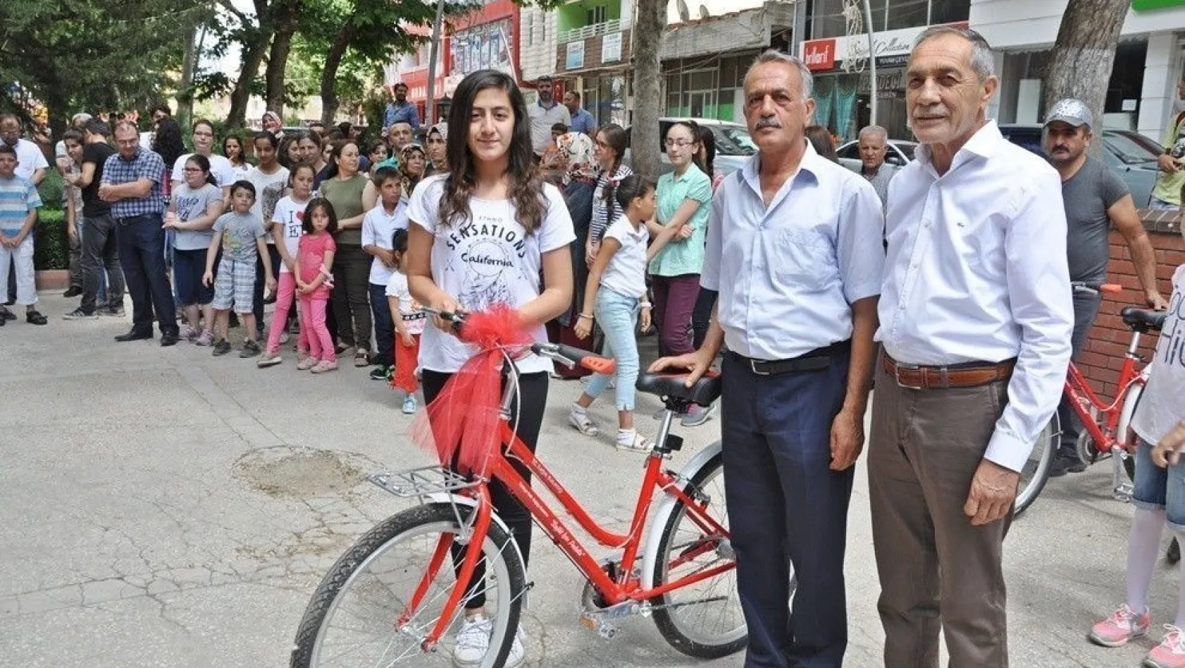 Gölbaşı Belediyesi birincileri bisikletle ödüllendirdi
