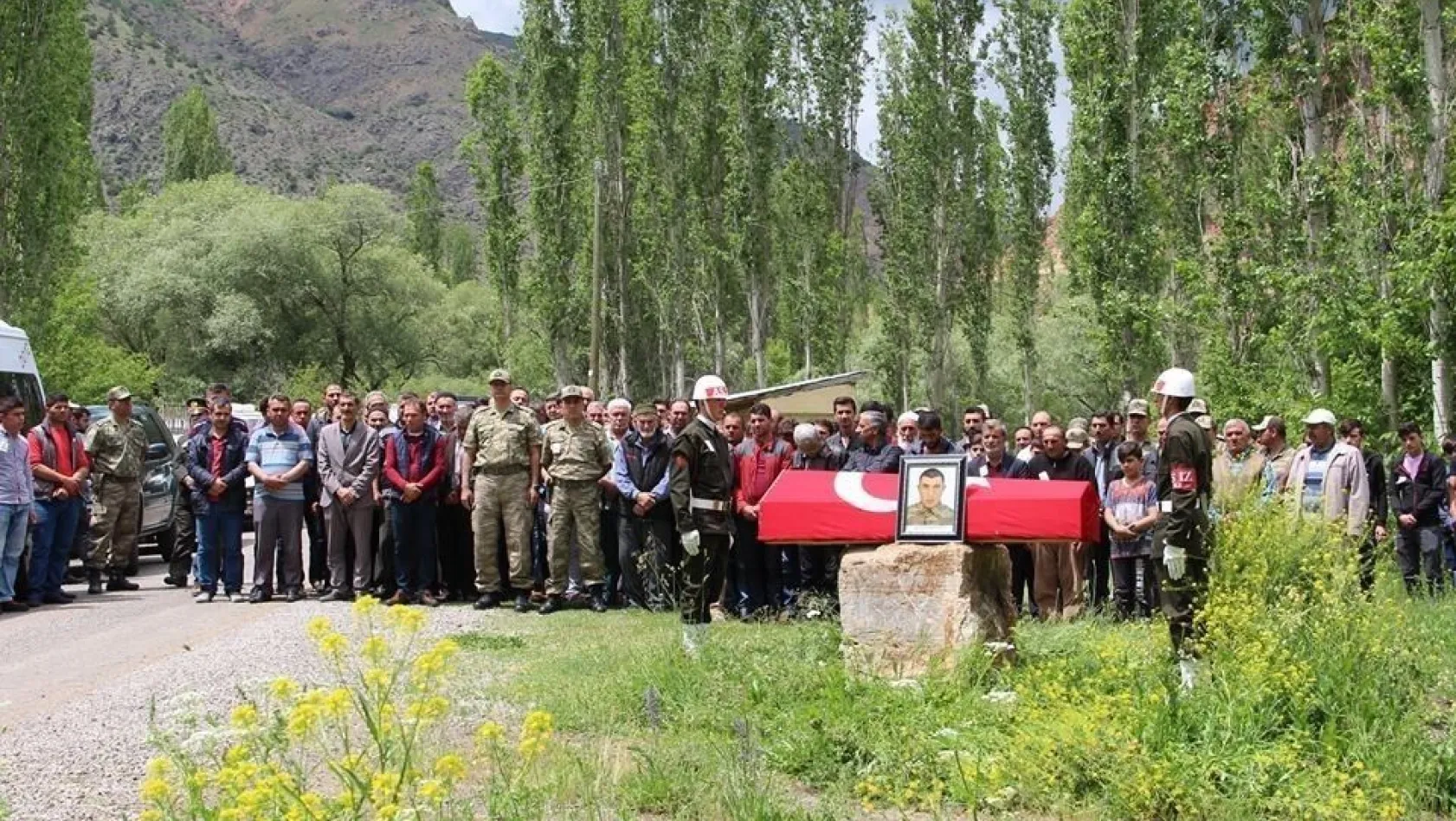 İstanbul'da ölü bulunan asker memleketi Oltu'da toprağa verildi
