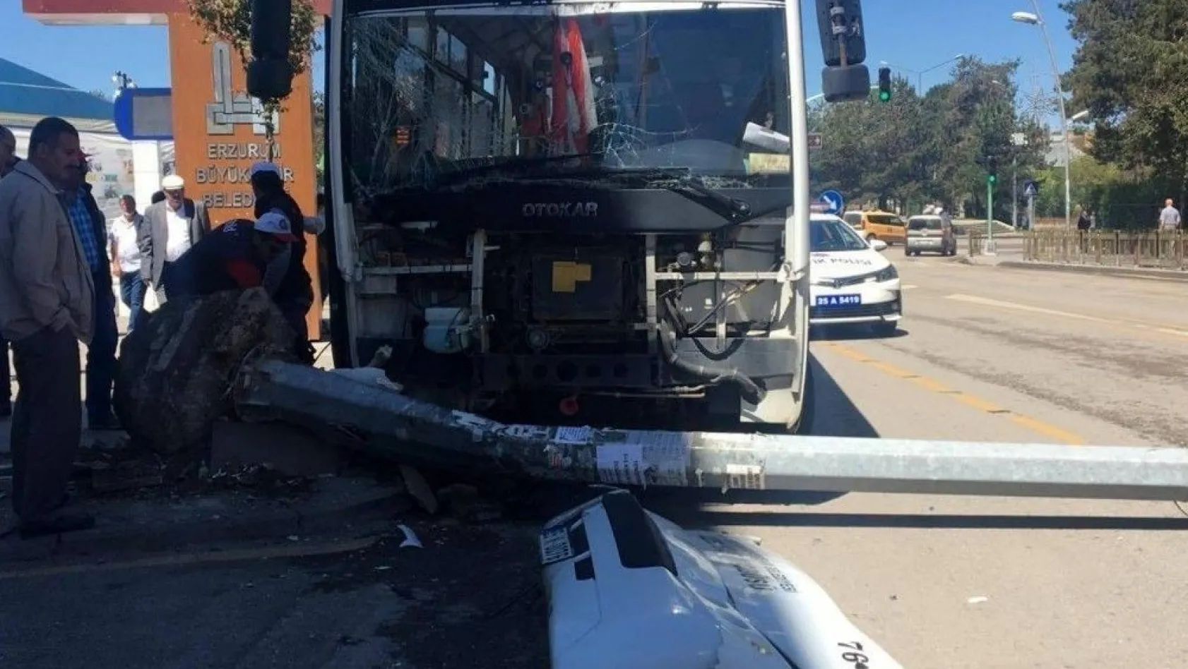 Halk otobüsü direğe çarptı: 2 yaralı
