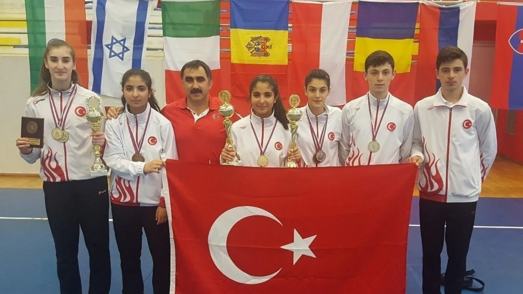 Erzincanlı badmintoncular Sırbistan'dan madalyayla döndü
