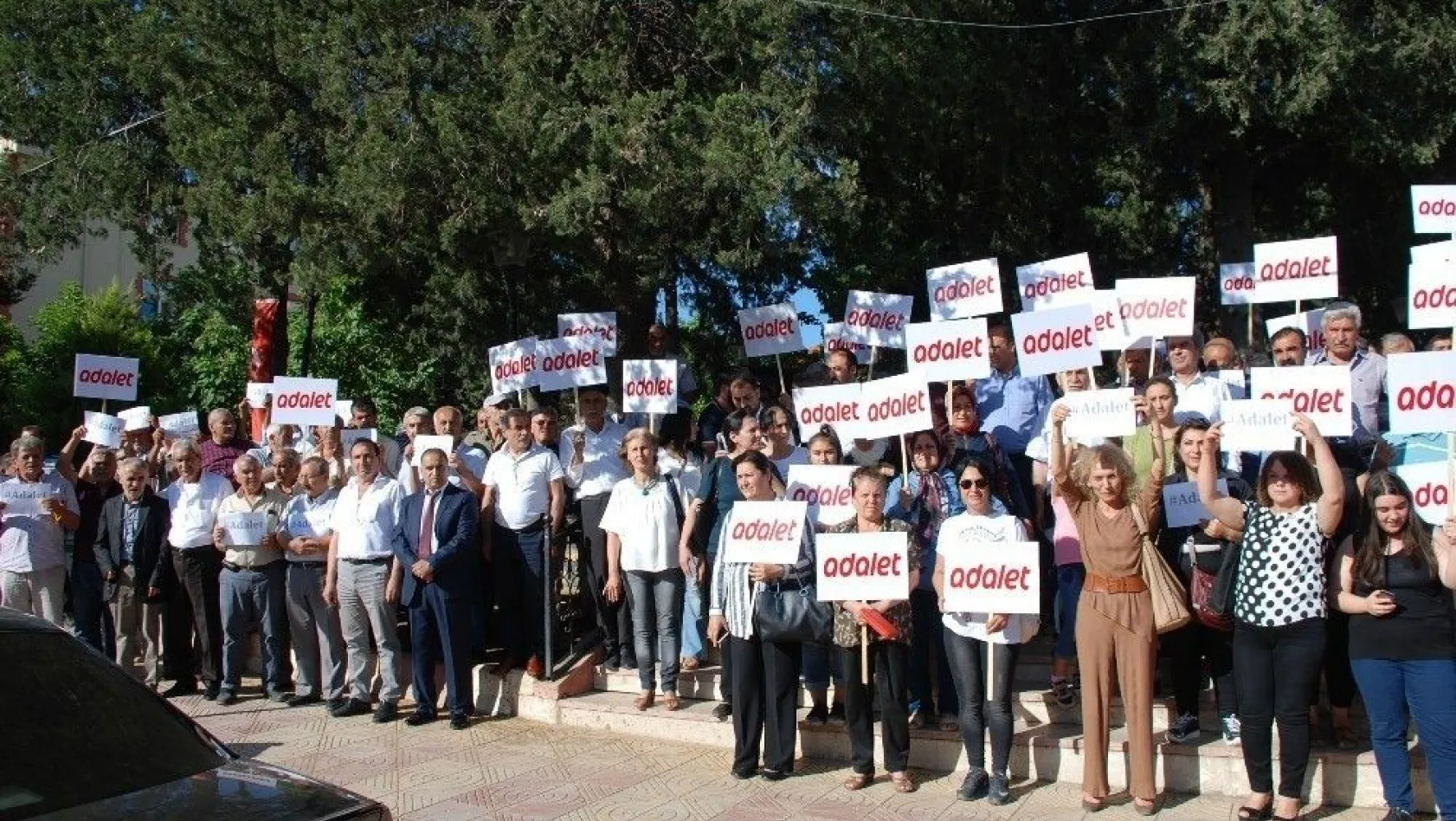 Besni CHP'den 'Adalet için duralım' eylemi
