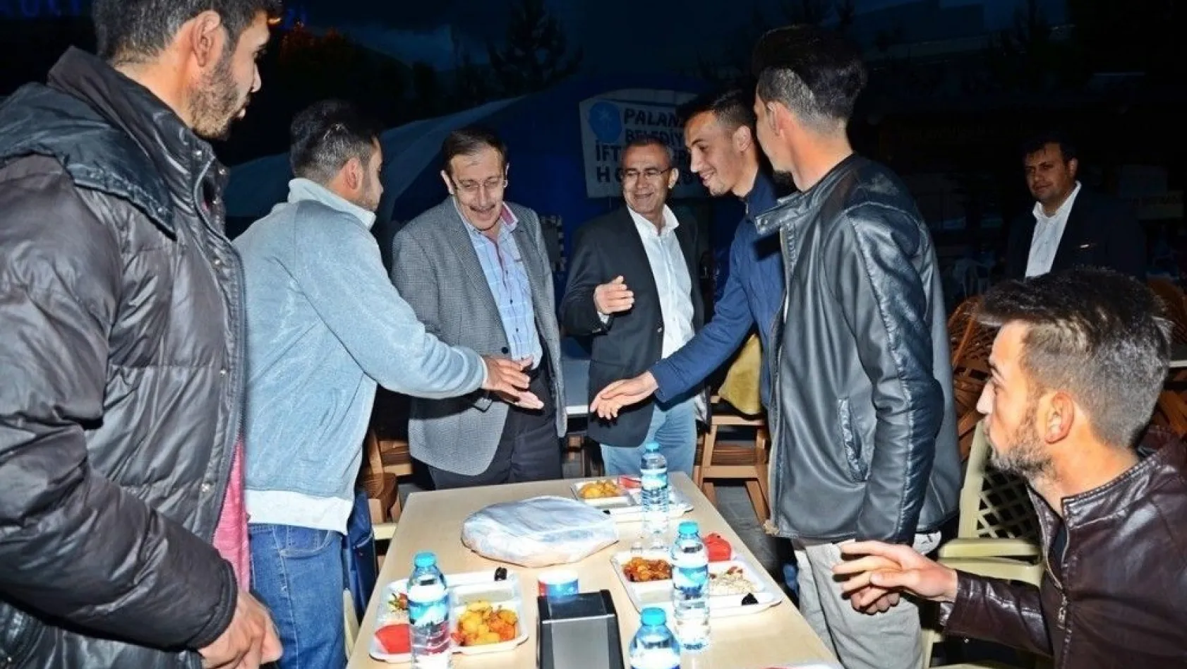 Kaymakam Yavuz ve Başkan Bulutlar vatandaşlarla birlikte iftar yaptı

