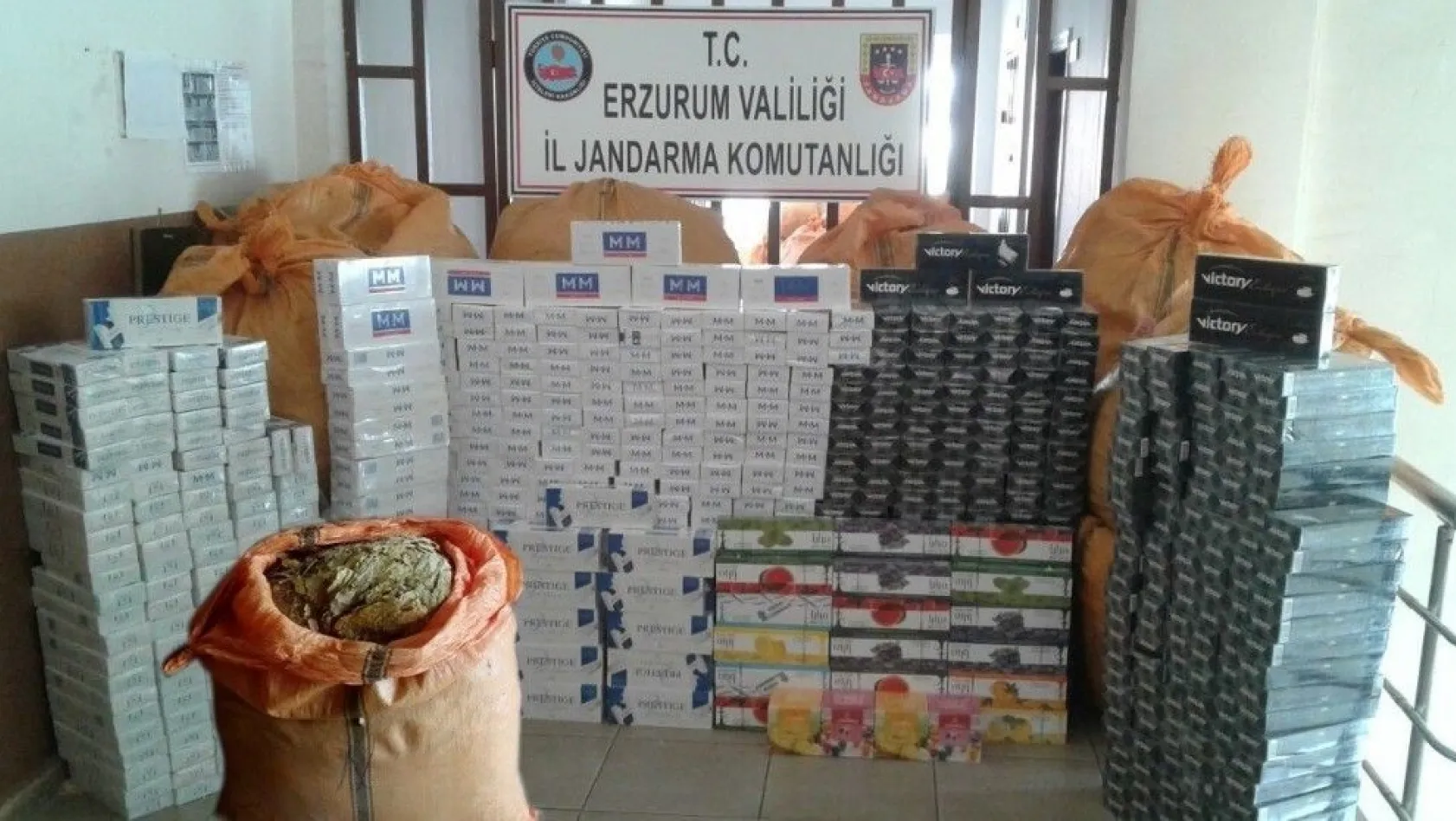 Erzurum'da 10 bin paket kaçak sigara ile bin 500 kg nargile tütünü ele geçirildi
