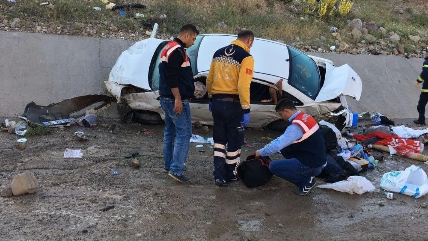 Sivas'ta otomobil su kanalına uçtu: 2 ölü