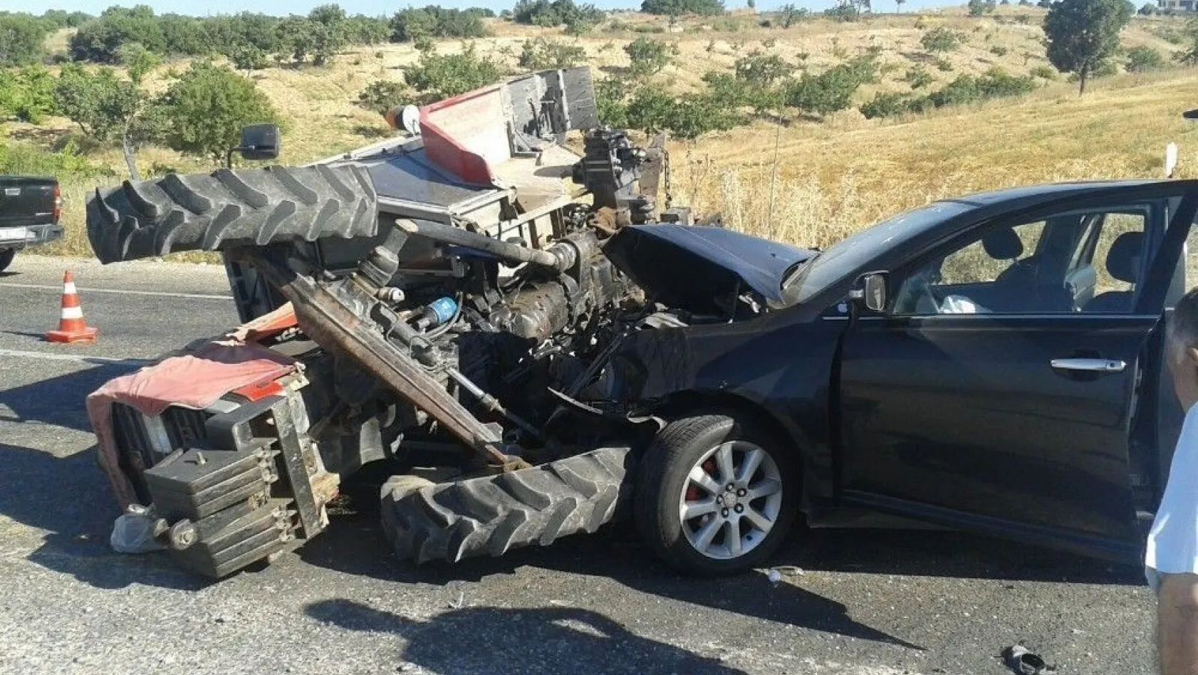 Otomobil ile traktör çarpıştı: 7 yaralı
