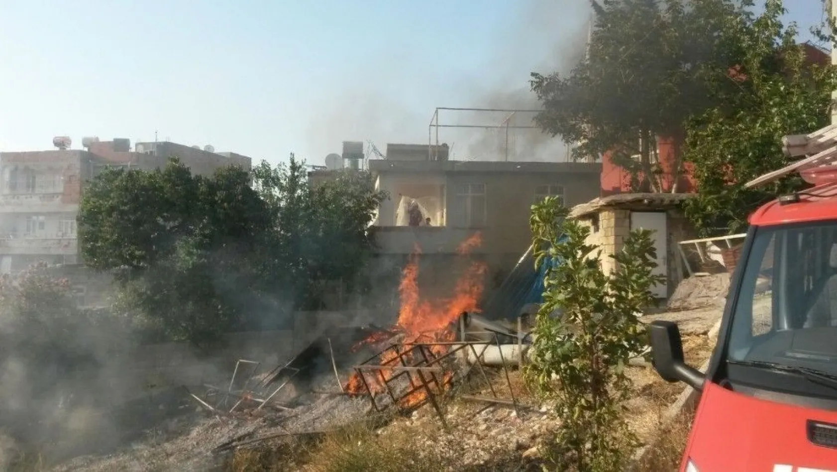 Anız yangını bahçeye sıçradı traktör kül olmaktan son anda kurtarıldı
