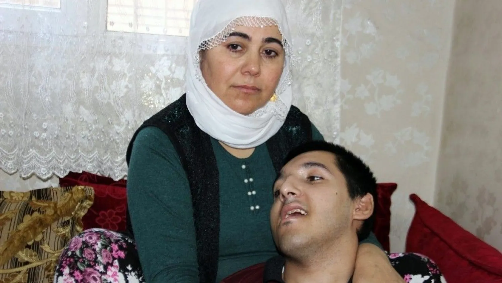 9 yıldır yatalak olan SSPE hastası oğluna bakan anne yardım bekliyor