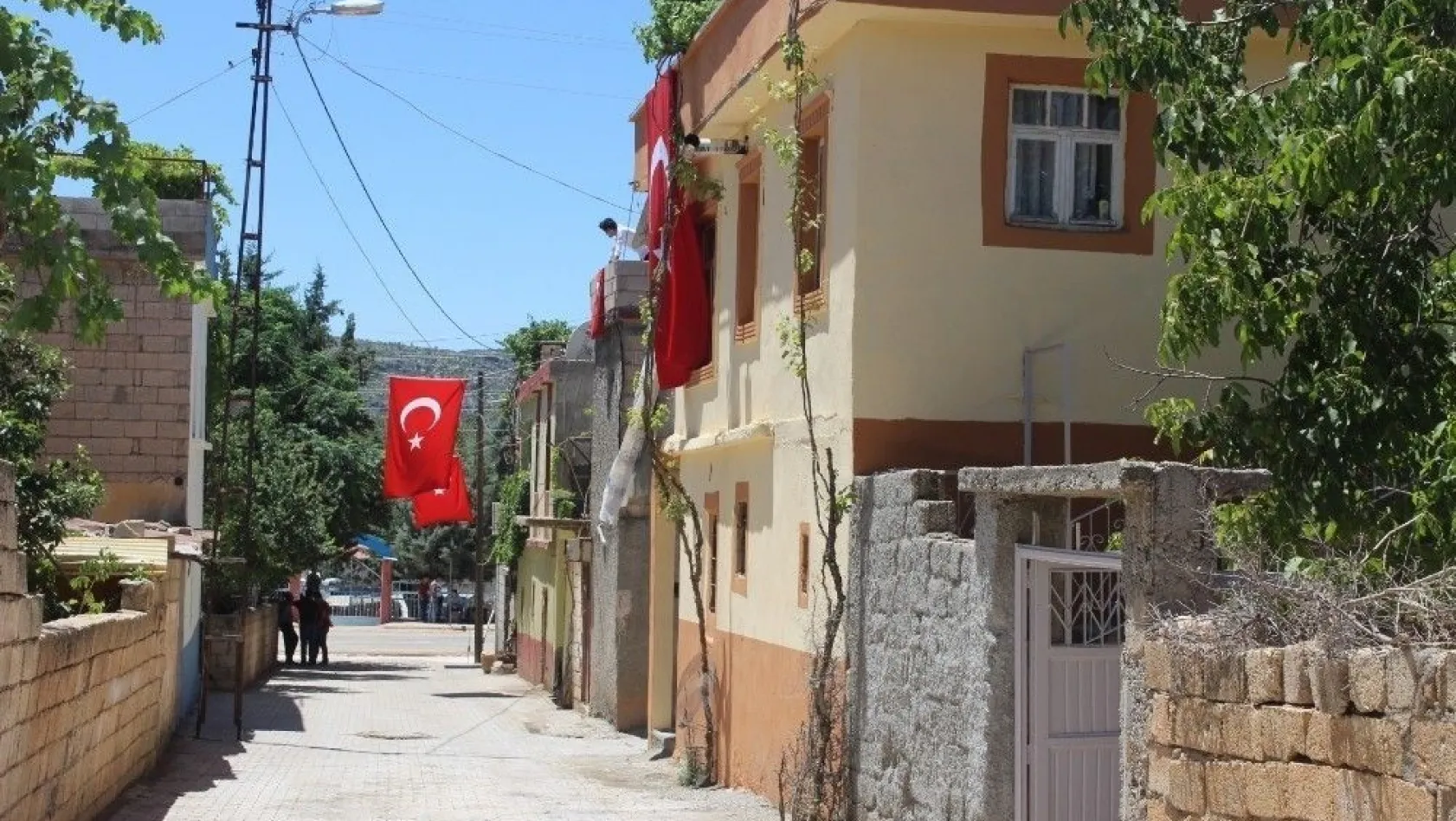 Adıyamanlı şehidin evine ve sokaklara Türk bayrakları asıldı
